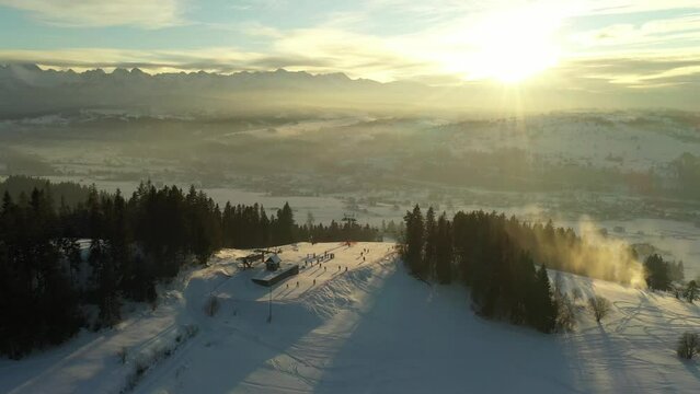 Zimowe narciarstwo w Polskich g&oacute;rach z widokiem na tatry.