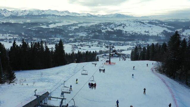 Zimowe narciarstwo w Polskich g&oacute;rach z widokiem na tatry.