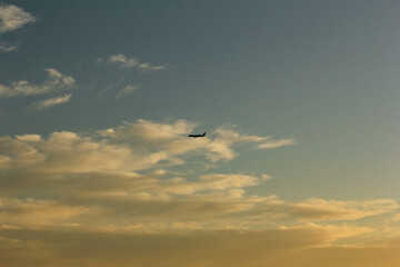 夕焼けの空を飛行する飛行機