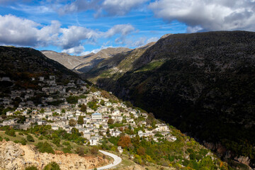 Obraz premium Syrrako village in Tzoumerka mountains, panoramic view of this beautiful mountainous traditional village, in Epirus region, northern Greece, Europe.