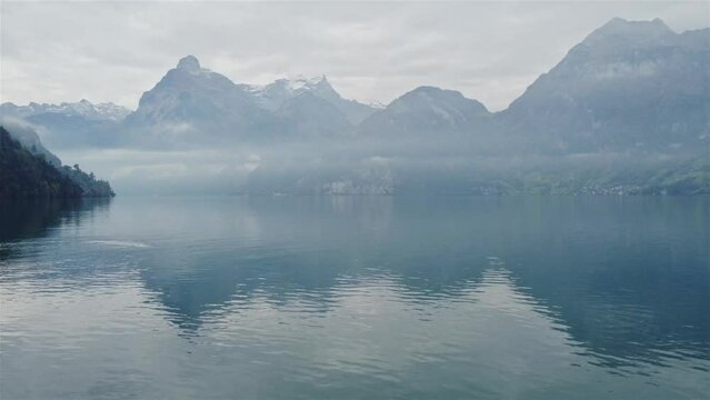 Der Vierwaldst&auml;ttersee mit Nebel am Morgen