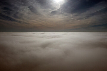 Vue du ciel sinistre au-dessus de la masse de nuages