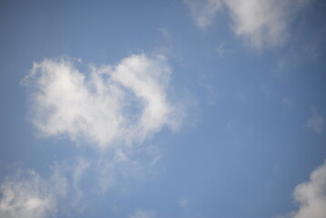 Obraz premium cloudy sky white clouds rainy weather blue sky sun rays texture of sky and cirrus clouds in a city in Ukraine, atmosphere, peaceful sky stratosphere before the rain 