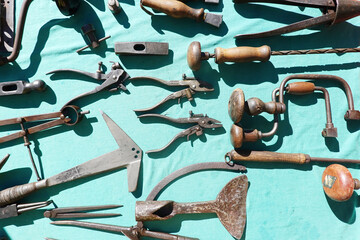 altes Handwerkzeug auf dem Trödelmarkt