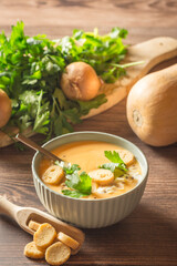 Velouté de courge butternut, croûtons au fromage, oignons, persil.