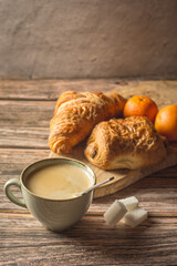 Petit-déjeuner français typique avec café, croissants