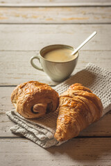 Petit-déjeuner français typique avec café, croissants
