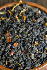 Dried large-leaf green tea with pieces of fruit