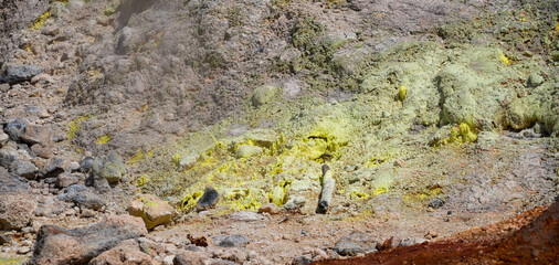 Obraz premium Sulphur rock unveiled by a landslide seen on the Sulphur Banks trail in the Kilauea crater in the Hawaiian Volcanoes National Park on the Big Island of Hawai'i in the Pacific Ocean