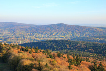 Panorama Gór Świętokrzyskich jesienią rozpościerająca się z wieży widokowej bazyliki...