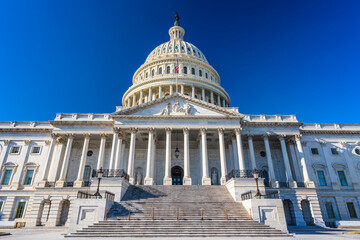 Obraz premium US Capitol over blue sky at sunny day
