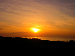 黄金の夕日を望む