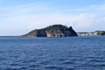 Fototapeta na wymiar Procida - Punta Solchiaro dell'Isola di Vivara dal traghetto