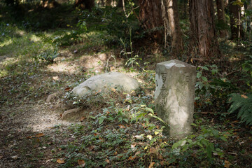 秋川丘陵の道端に建つ古い石造りの道標