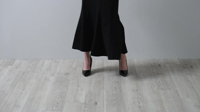 黒い服を着たクールな女性