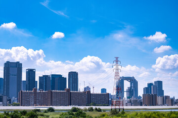Fototapeta na wymiar 淀川の河川敷からみた大阪の都市風景