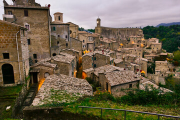 borgo medievale di Sorano in luce autunnale del tramonto. Toscana. Italia