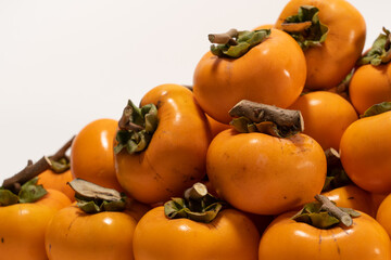 山積みされた干し柿用のへた付き渋柿