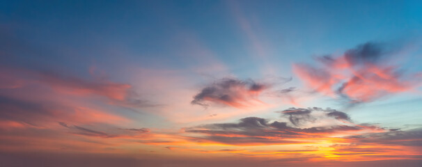 Obraz premium Beautiful sunset sky with some clouds