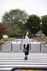 綺麗な女性が歩道を歩いている　woman sidewalk