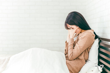 ベッドで不眠症・睡眠障害・ストレスを抱えた日本人女性
 - obrazy, fototapety, plakaty