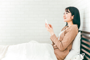 ベッドルームにいる女性（スマホ・アプリ）
