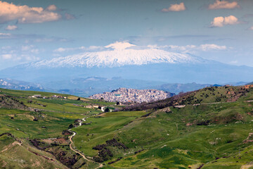 Sicilia. Madonie. Borgo di Gangi verso l' Etna.