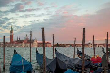 Venezia. gondole al molo di Palazzo Ducale verso San giorgio Maggiore