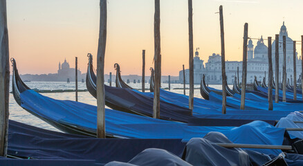 Fototapeta na wymiar Venezia. Gondole in sosta davanti a Palazzo Ducale verso la Dogana da Mar