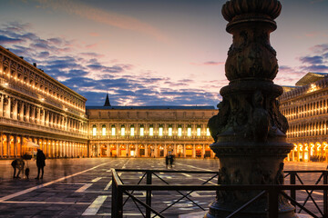 Venezia. Piazza San Marco con il Museo Correr le Procuratie e plinto portabandiera all' alba