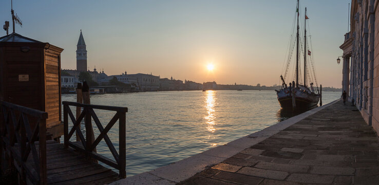 Venezia. Fondamenta delle Zattere con Bragozzo