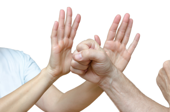 Selbstverteidigung. Frau hat Hände zur Abwehr gegen Angreifer erhoben der sie mit der Faust bedroht - Detailauhnahme der Hände - PNG
