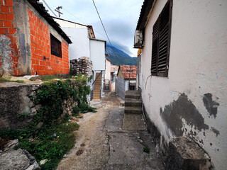 Czarnogóra , miasto Bar jego historyczna część nazywana Stary Bar -urokliwe uliczki, stara...