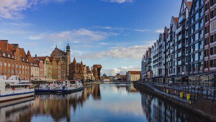 Fototapeta na wymiar The Motława River in Gdańsk and beautiful tenement houses.