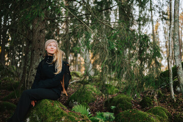 Naklejka premium girl in the woods