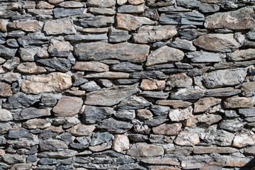Mur de pierres, chalet des Alpes