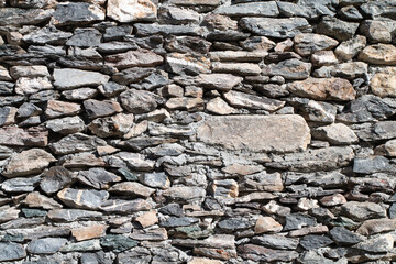 Mur de pierres, chalet des Alpes