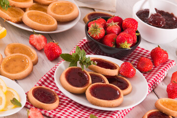 Lemon and straberry tartlets. 