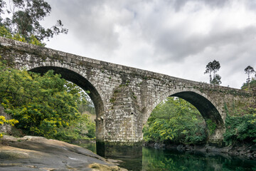 Fototapeta na wymiar Puente medieval de Comboa, en Soutomaior (Galicia, España)