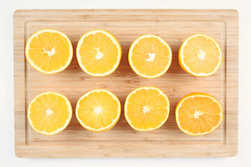 Fototapeta na wymiar Acht halbe Orangen