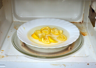 Microwave oven with water and lemon