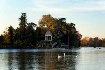 Obraz premium Daumesnil lake in autumn season.. Paris 12th arrondissement 