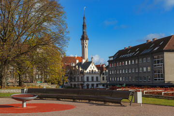 Obraz premium TALLINN, ESTONIA - OCTOBER, 11, 2021: Townhall tower. Streets of old town of Tallinn. Autumn daytime.