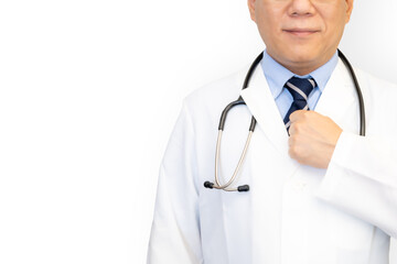 胸に手を当てる男性医師