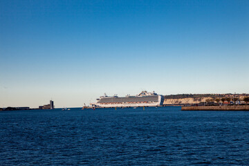 Fototapeta premium Crucero Emerald Princess atracado en el muelle Arriluce en Getxo, Vizcaya, País Vasco