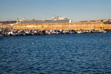 Fototapeta na wymiar Crucero Emerald Princess atracado en el muelle Arriluce en Getxo, Vizcaya, País Vasco