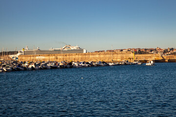 Crucero Emerald Princess atracado en el muelle Arriluce en Getxo, Vizcaya, País Vasco