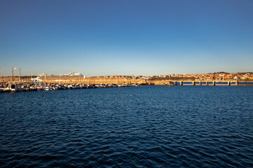 Fototapeta premium Vista de, Santurce (Santurtxi) desde el paseo de Portugalete en Vizcaya, País Vasco