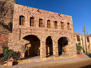 Naklejka premium saudi arabia, al ula, ancient, saudi, heritage, madain saleh, arabia, scenic, stone, history, old, historic, mountain, arabian, historical, hejaz, hegra, sandstone, 2022-11-1