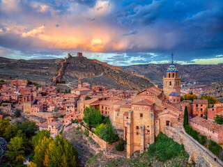 Views of Albarracin with its cathedral in the foreground.